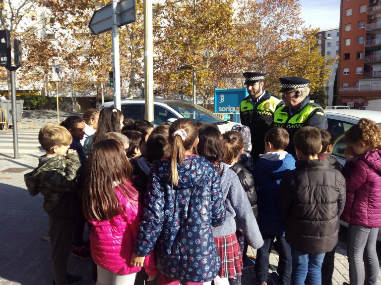 Els nois i les noies de 2n d’EP fan pràctiques d’Educació viària