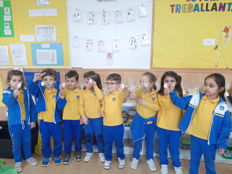 Els alumnes d’infantil es preparen per pasqua i primavera a anglès