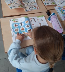 Els alumnes de primer treballen amb il·lusió el llibre d’anglès