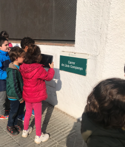 1r Fa una sortida per observar el barri