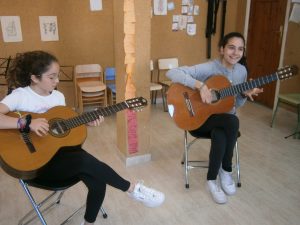 Practiquem amb la guitarra i el piano!
